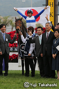 Gentildonna and jockey Yasunari Iwata